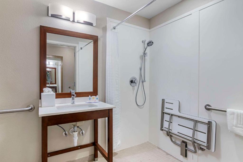 Comfort Inn & Suites Brunswick I-95 photo