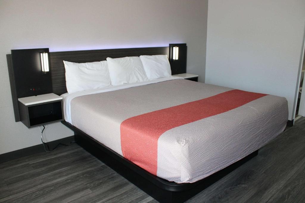 una camera con un grande letto in una camera d'albergo di River City Hotel a Decatur