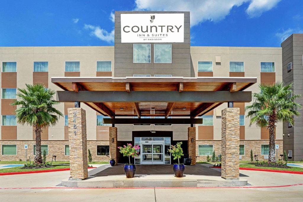 Country Inn & Suites by Radisson Houston Westchase-Westheimer في هيوستن: اطلالة امامية على مستشفى مع مبنى
