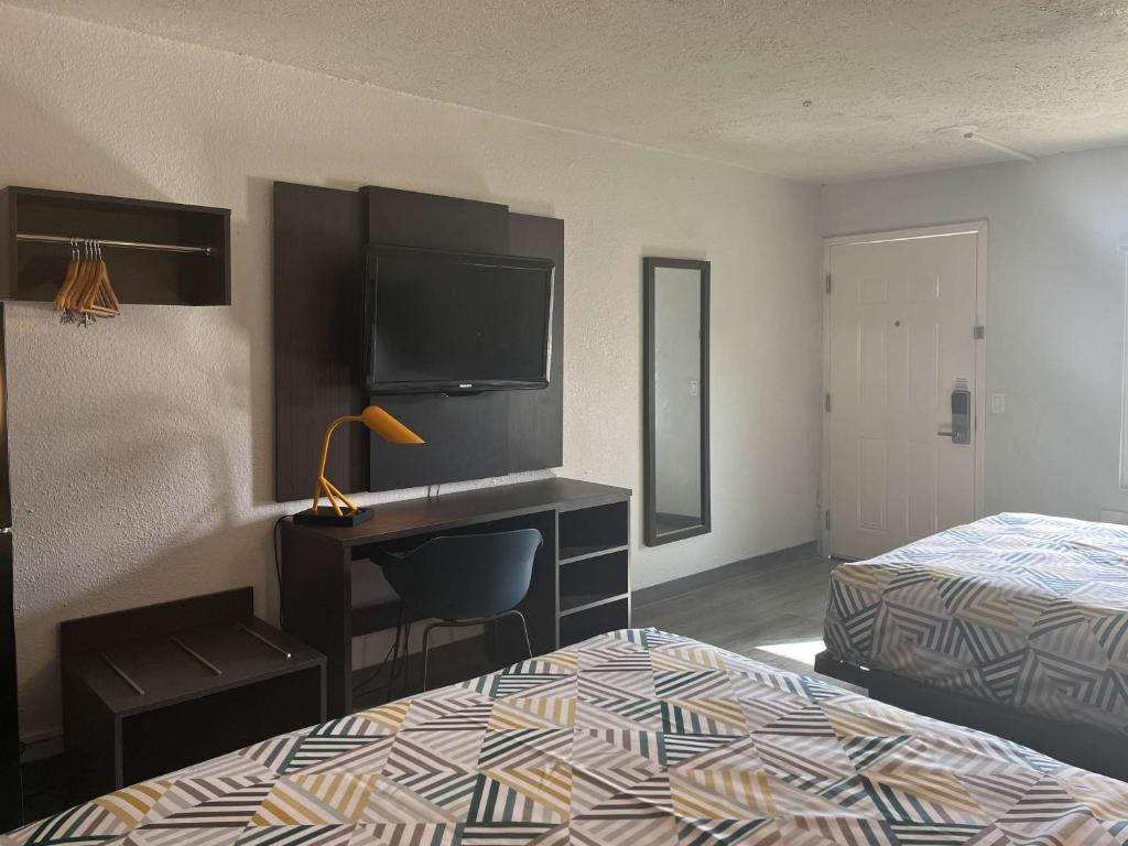 Studio 6 Lake Jackson, TX - Queen Room With Two Queen Beds - Smoking