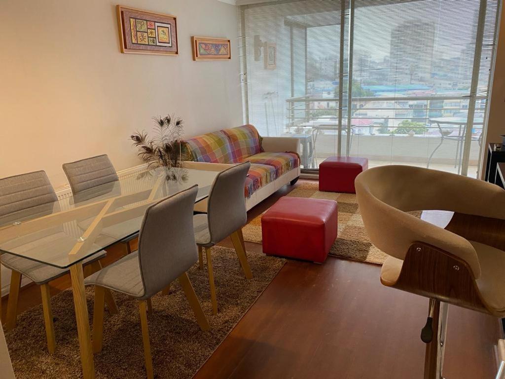 a living room with a table and chairs and a couch at Hermoso y cómodo departamento en el centro de Viña del Mar - Viña Park 2 in Viña del Mar