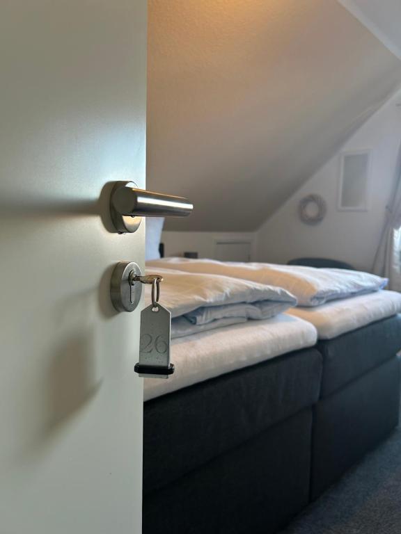 a door with a lock on it with a bed at Mein-Ostseeplätzchen in Niesgrau