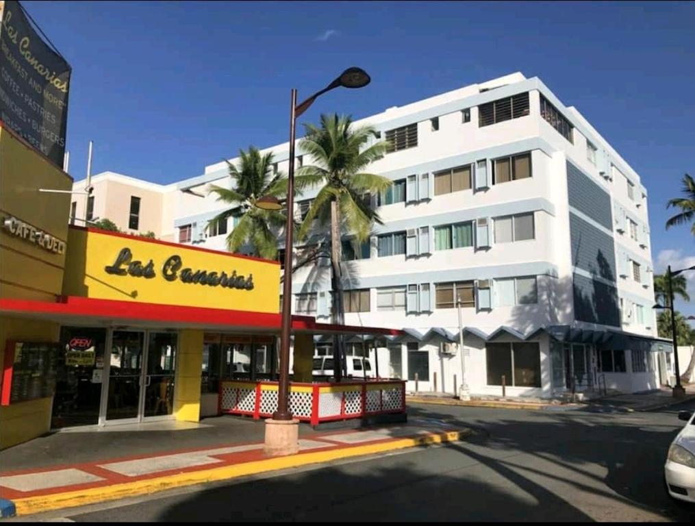 un edificio blanco con una luz de la calle delante de él en Verdemar Apts, en San Juan