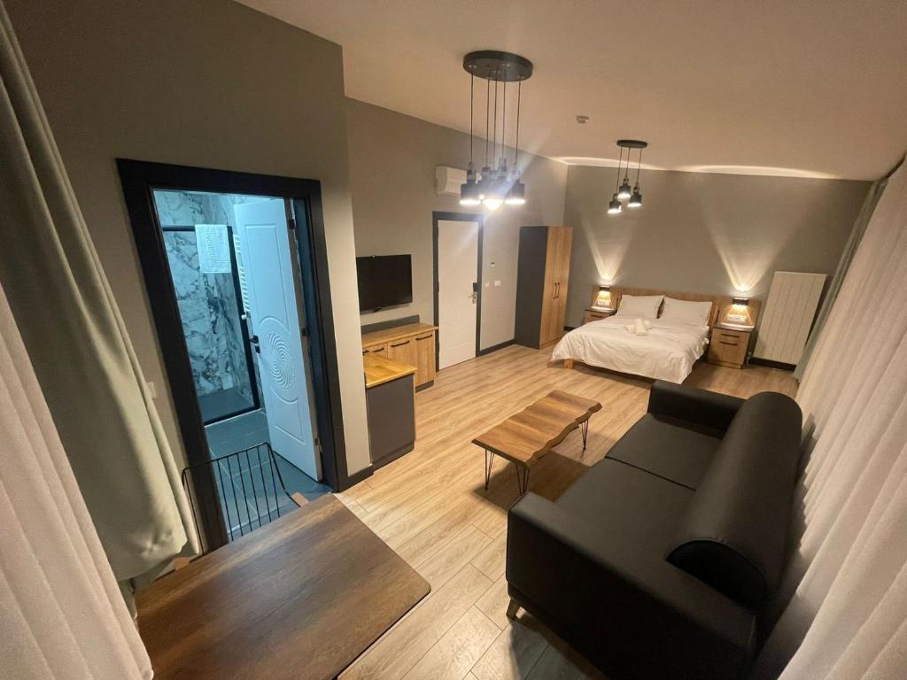 ein Wohnzimmer mit einem Sofa und einem Bett in der Unterkunft Taksim alkan tower residence in Istanbul