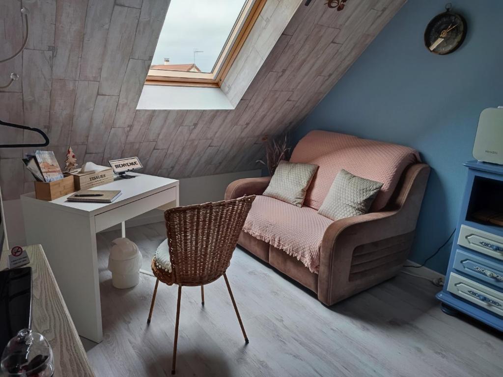 a living room with a chair and a desk at Monts repos! in Monts