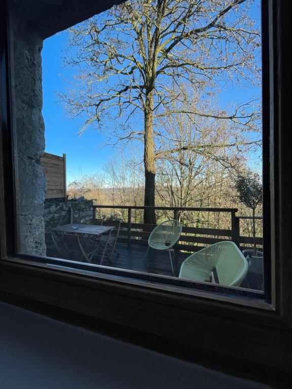 a window with a view of a table and chairs at Chez Gabriel et Sophie in Pérouges