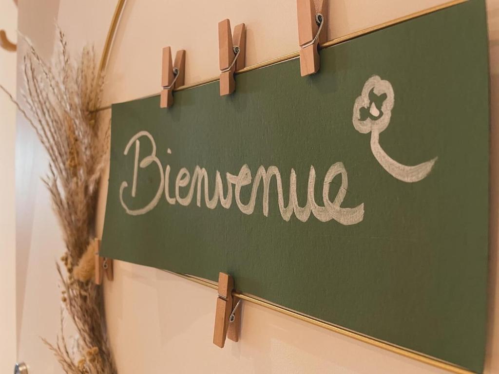 a green sign with the wordbenzamine on a wall at Chez Gabriel et Sophie in Pérouges