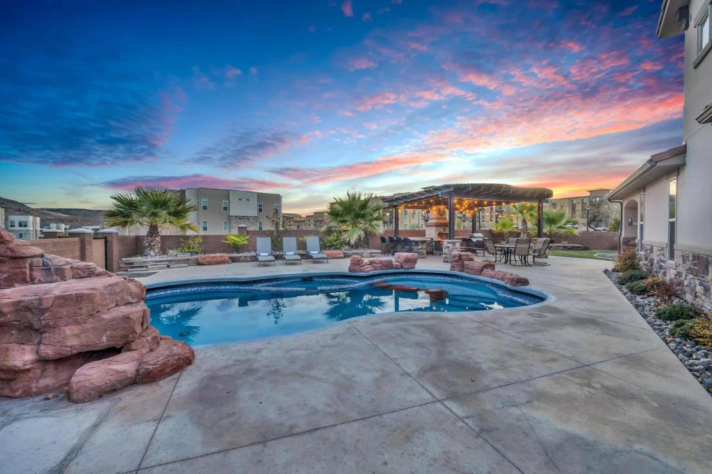 Zion Reunion Poolhouse home - Casa De Ocho Habitaciones