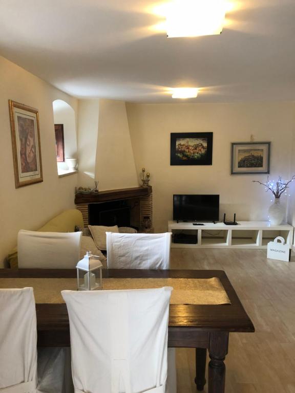 salon ze stołem i telewizorem w obiekcie LA CASETTA w mieście Vallo di Nera