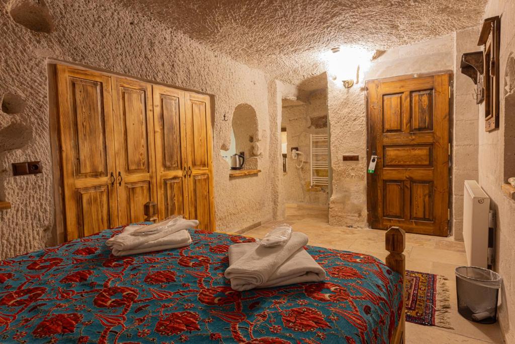 Postel nebo postele na pokoji v ubytování Zeus Cave Suites