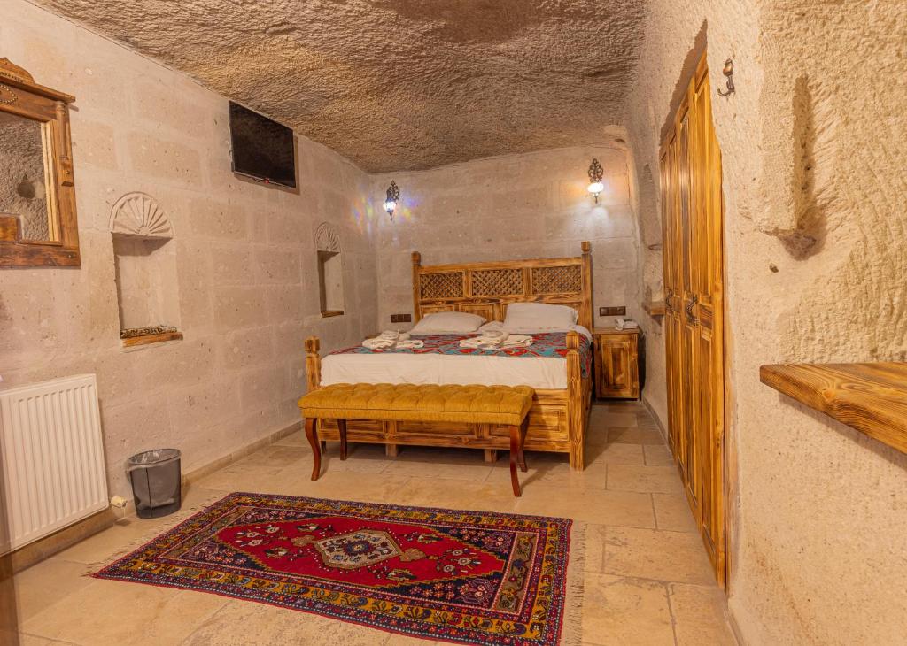 Postel nebo postele na pokoji v ubytování Zeus Cave Suites