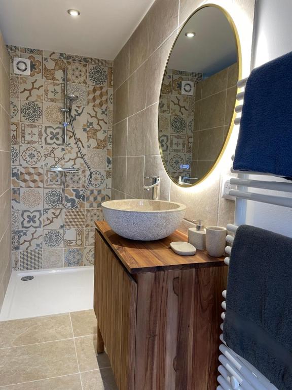 a bathroom with a sink and a mirror at Chez Gabriel et Sophie in Pérouges