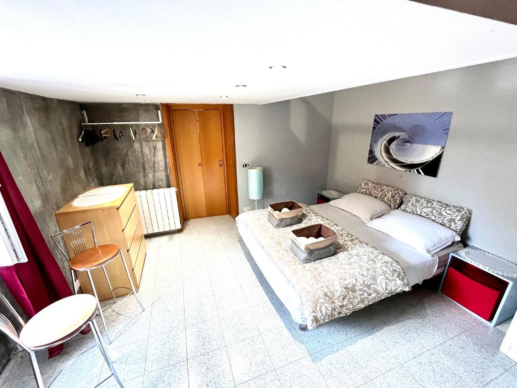 1 dormitorio con 1 cama, mesa y sillas en ROMUhouse economy apartment METRO B en Roma