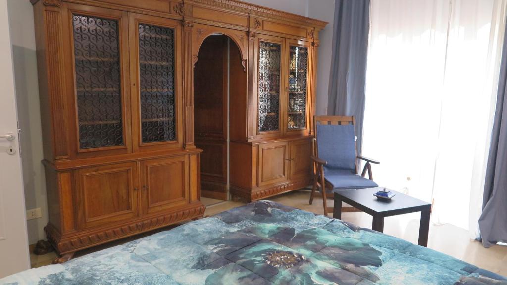 a bedroom with a wooden cabinet and a bed at Nuovi bilocali Panta Rei - Suite dell'Aria in Senigallia