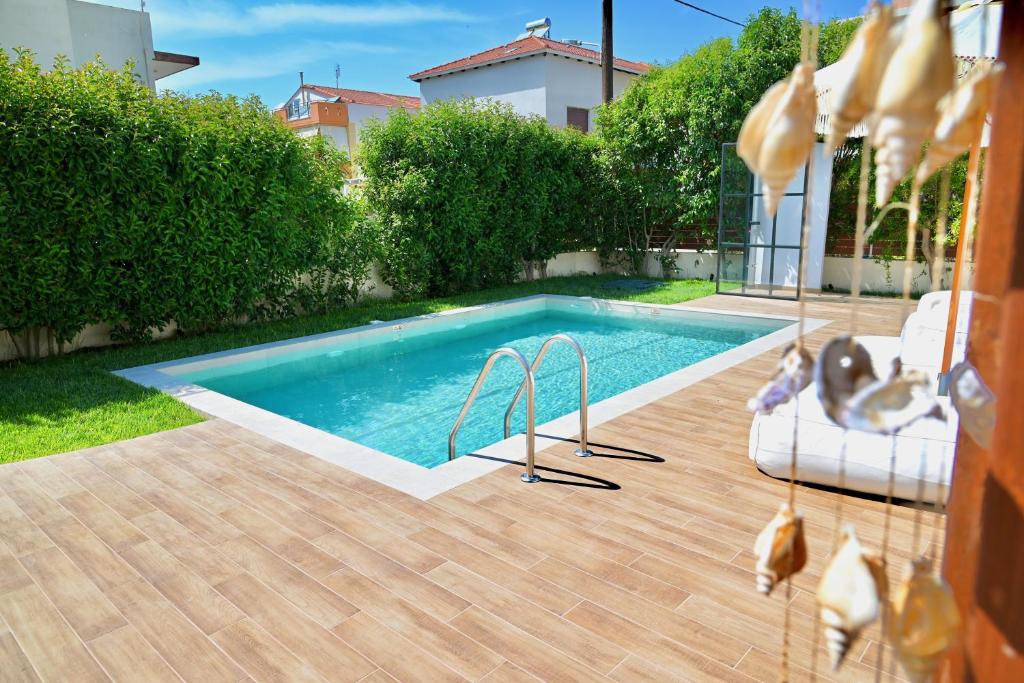 - une piscine dans l'arrière-cour d'une maison dans l'établissement Mediterranean Luxury Villa, à Ialyssos