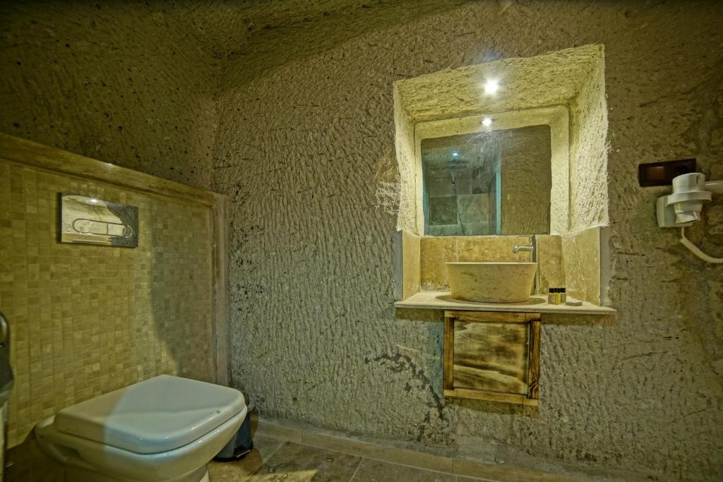 Koupelna v ubytování Zeus Cave Suites