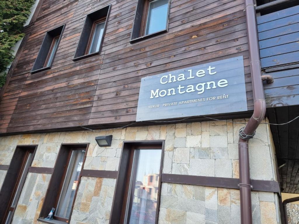 znak na boku budynku w obiekcie Chalet Montagne Bansko apartment w mieście Bansko