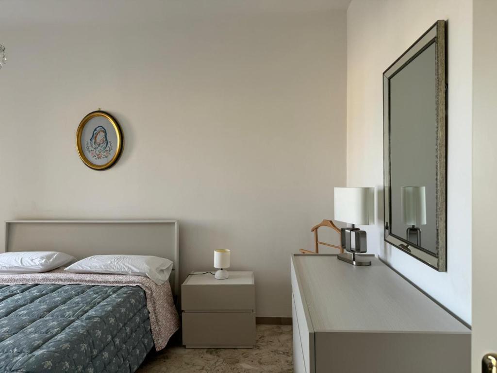 Nomadi Sedentari - Matera في ماتيرا: غرفة نوم بسرير ومرآة وخزانة