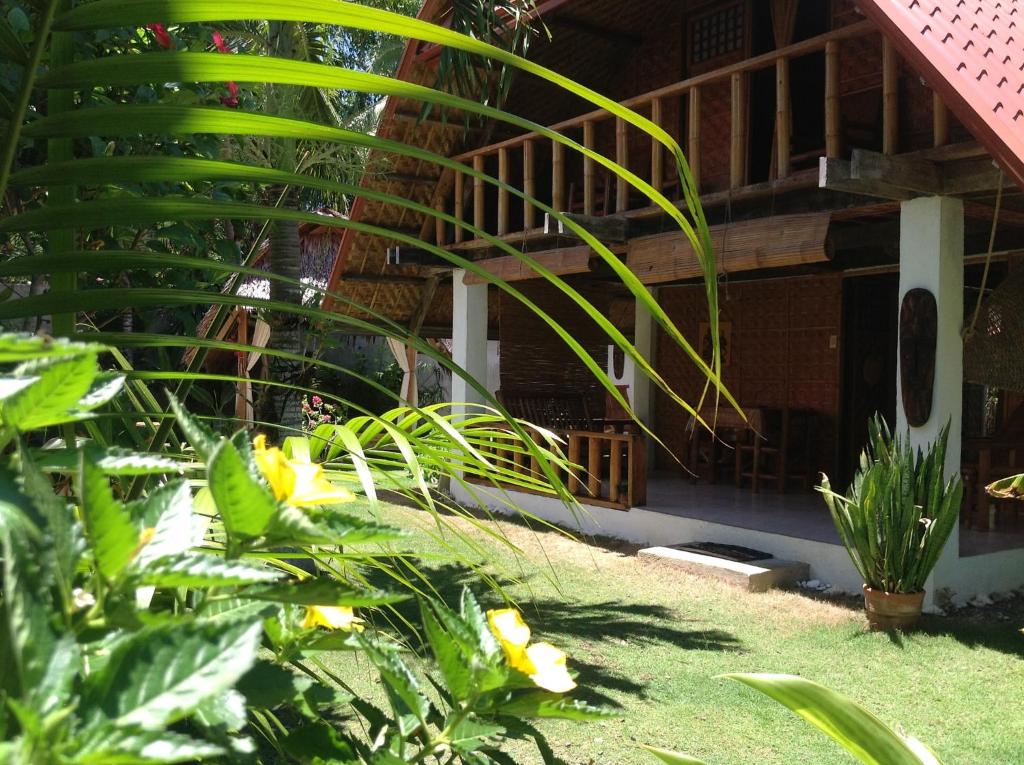 En hage utenfor Alumbung Cottages