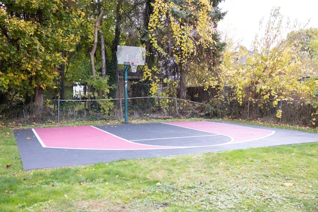 un campo da basket in un parco con canestro da basket di Luxury Home at the center of Erie a Erie