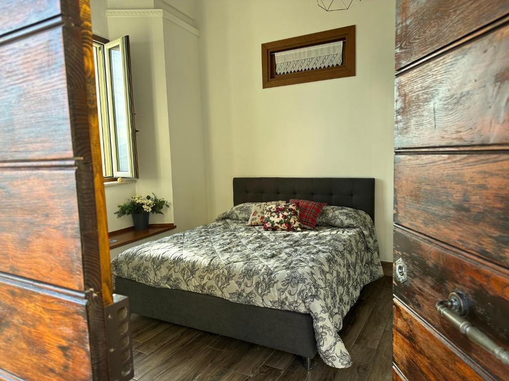 1 dormitorio con 1 cama en una habitación pequeña en Nel cuore di Alvito, monolocale sulla piazza, en Alvito