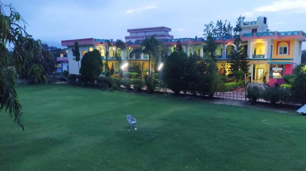 una persona parada en el césped en un campo en Hotel Prem Villas Pushkar en Pushkar