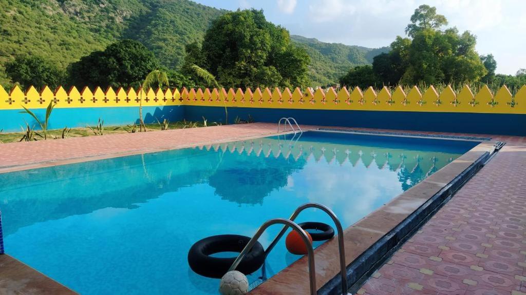 Bazén v ubytování Hotel Prem Villas Pushkar nebo v jeho okolí