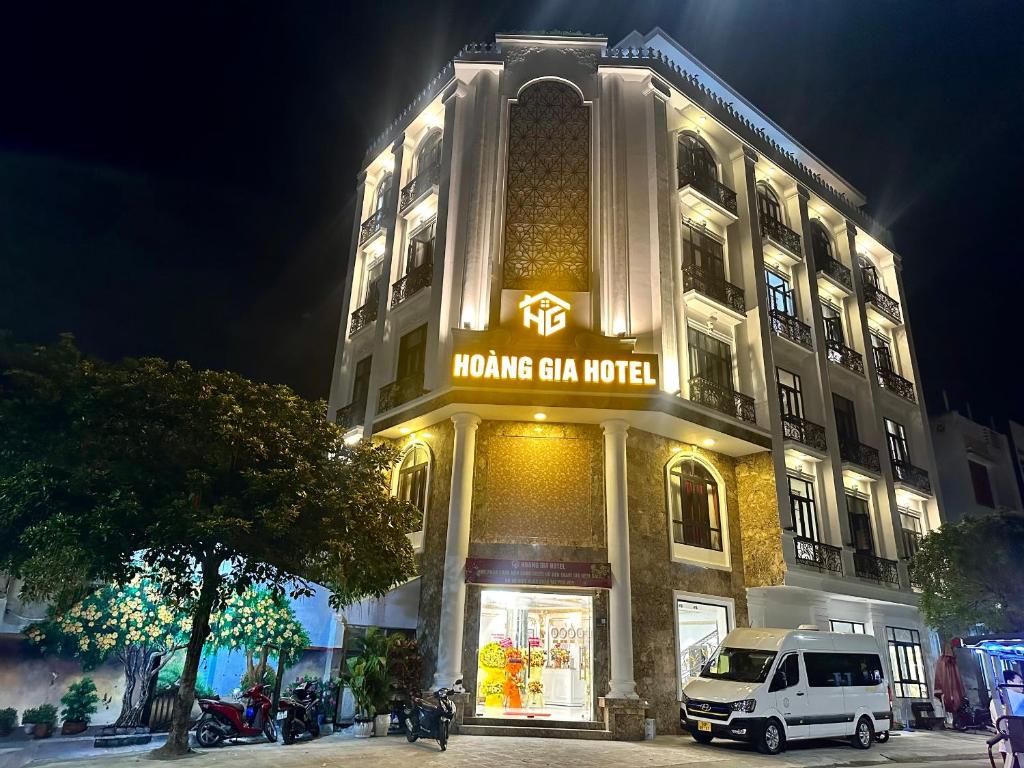 トゥイホアにあるHoàng Gia Hotel Tuy Hoàの白いバンが目の前に停まっている建物