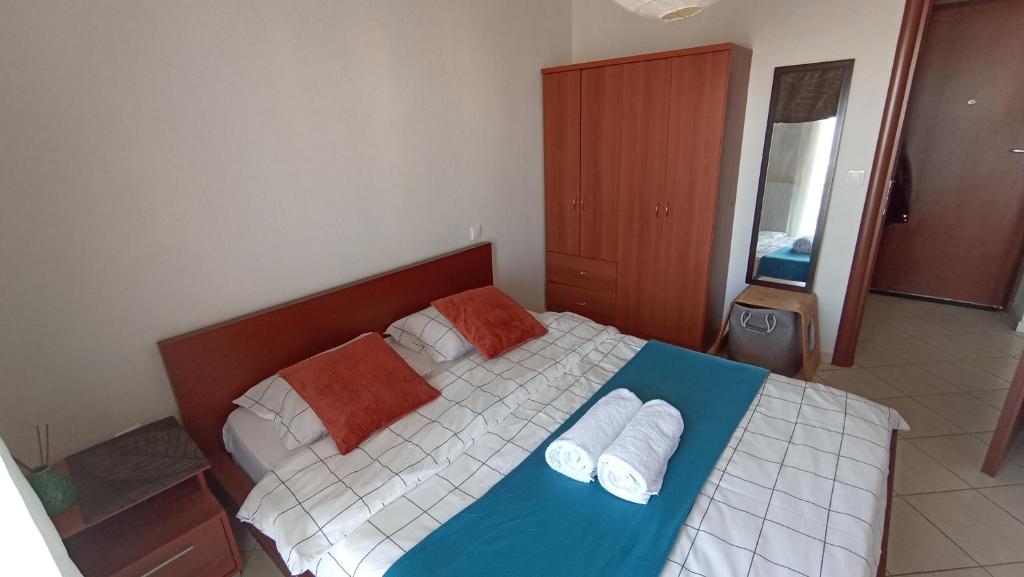 a bedroom with a bed with two towels on it at Φωτεινό κοντά στο κέντρο της πόλης in Thessaloniki