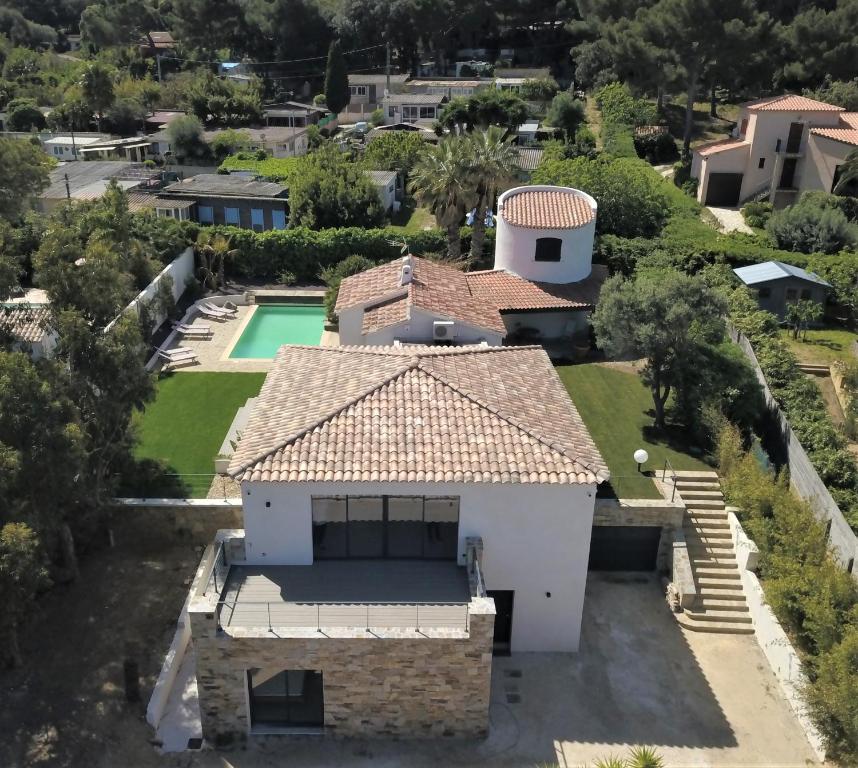 an aerial view of a house with a swimming pool at La madrague-Villa/Piscine vue Mer/Clim/Wifi in Hyères