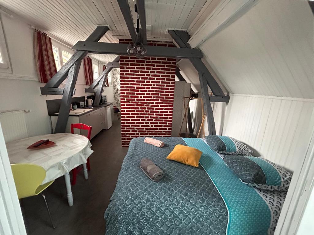 a room with a bed in a tiny house at Home Preize 2 in Troyes
