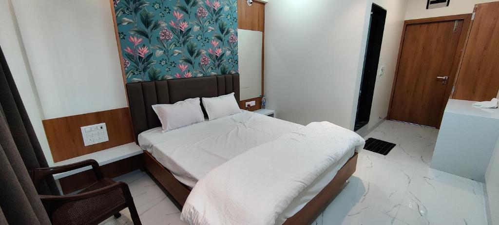 1 dormitorio pequeño con 1 cama y 1 silla en Hotel Mayur Residency, en Ellora