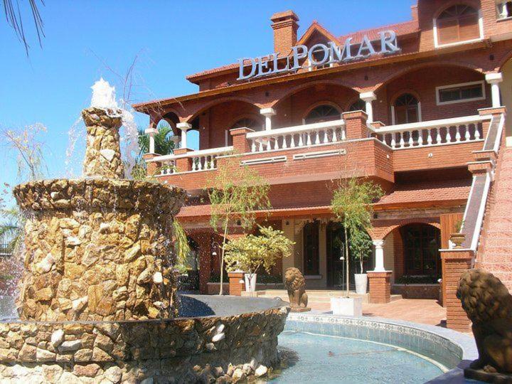 un edificio con una fuente frente a un edificio en Del Pomar Hotel Boutique en Resistencia