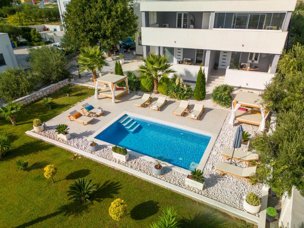 una vista aérea de una villa con piscina en Spacious apartment with jacuzzi, en Kaštela