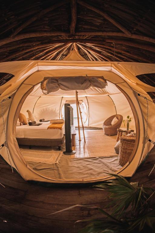 Postel nebo postele na pokoji v ubytování Uman Glamping & Cenote Tulum