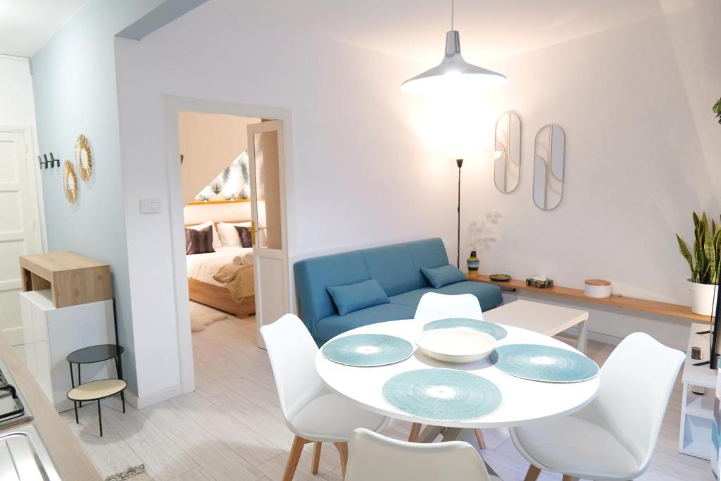 - une salle à manger et un salon avec une table et des chaises dans l'établissement SIKELIA Apartment, à Caltagirone