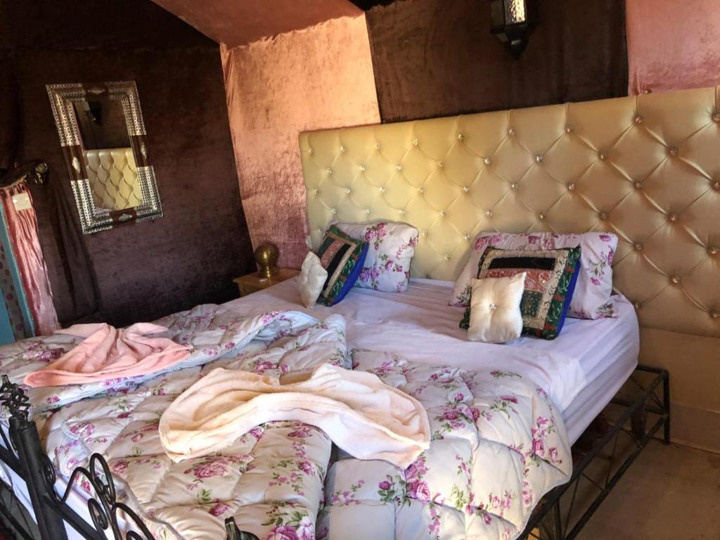 een slaapkamer met 2 aparte bedden en een hoofdeinde bij النخلة in Erfoud