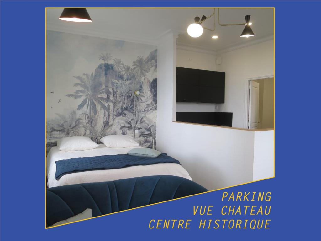 1 dormitorio con 1 cama con un mural de palmeras en Dinan Château - Parking inclus, en Dinan