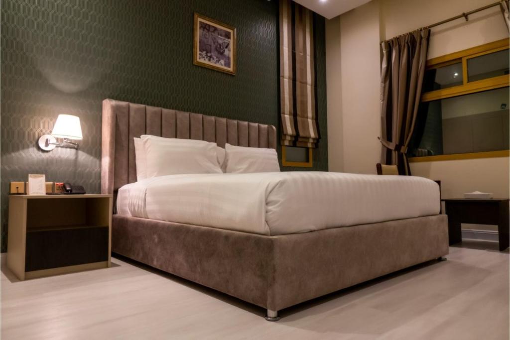Un ou plusieurs lits dans un hébergement de l'établissement Super OYO Capital O 126 Manama Tower Hotel