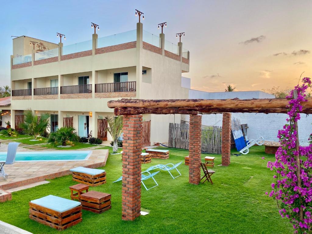 eine Villa mit einem Pool und einem Resort in der Unterkunft Pousada Delta Village in Tutóia
