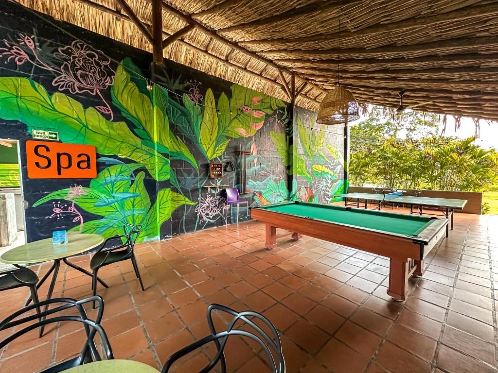 Biliár nebo kulečník v ubytování Los Colores Ecoparque