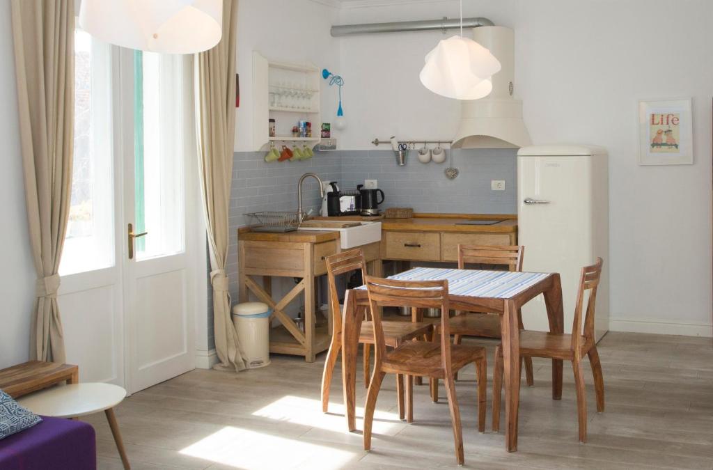 Stylish Theatre Apartments - 13