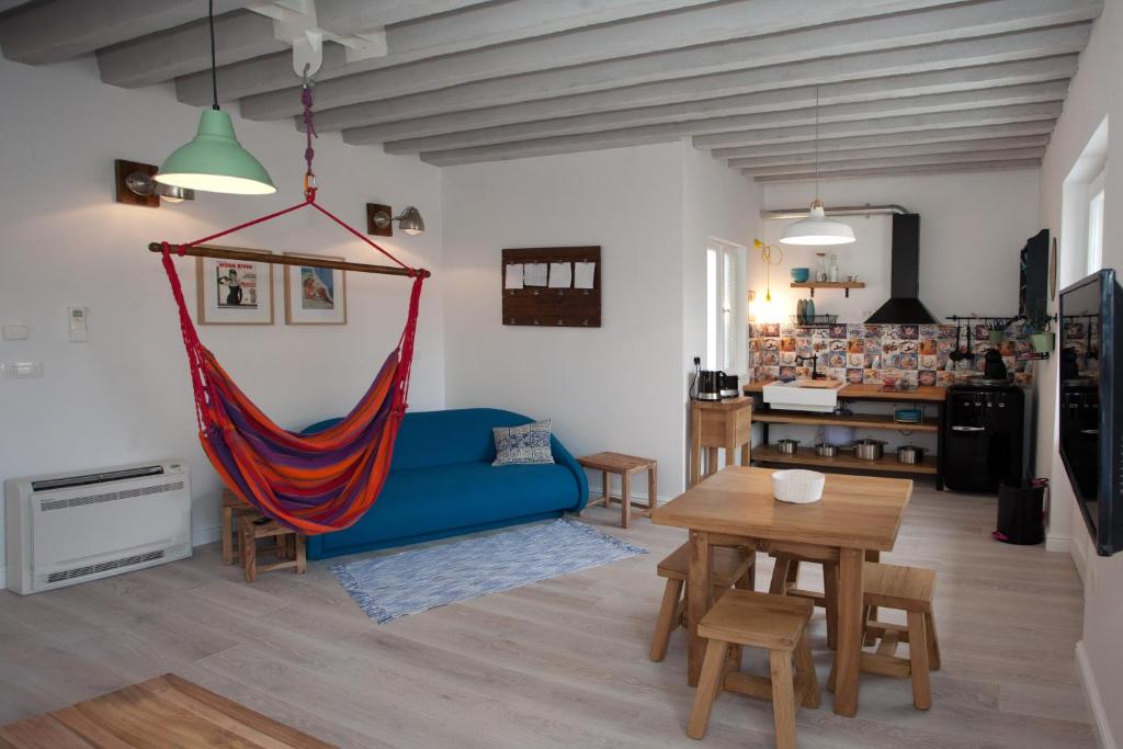 Stylish Theatre Apartments - 18