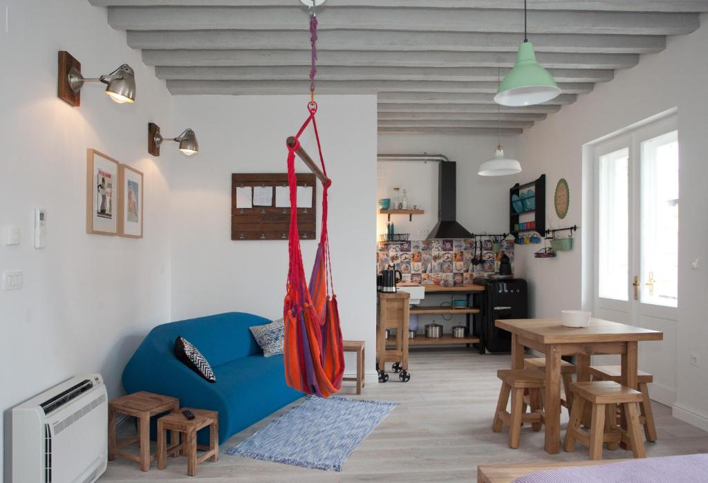 Stylish Theatre Apartments - 16