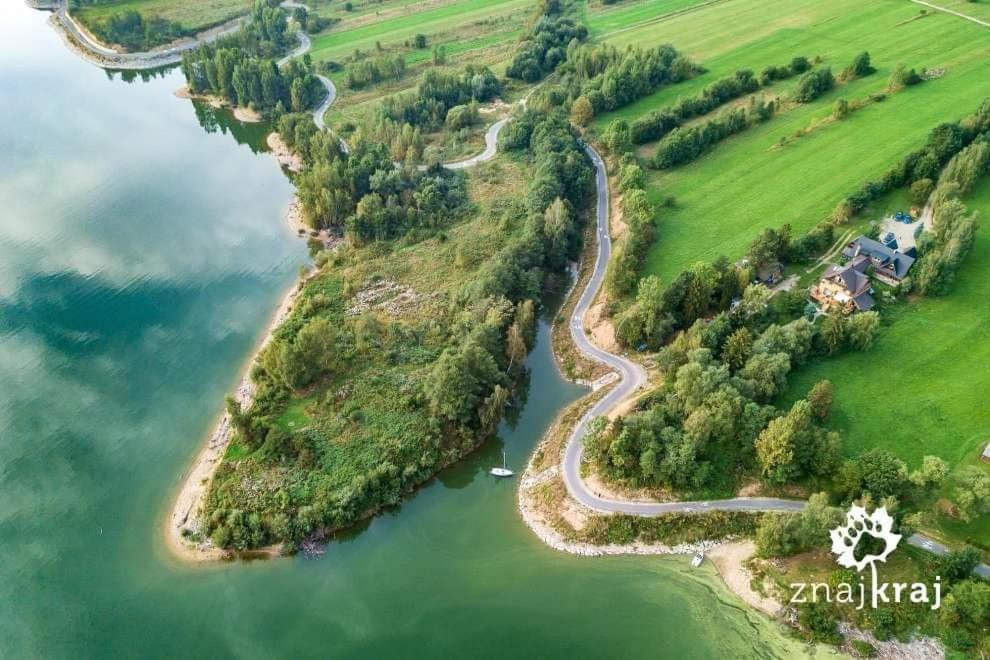 widok z lotu ptaka na wyspę na wodzie w obiekcie Chata Nad Jeziorem Czorsztyńskim -Jaquzzi zewnętrzne w mieście Maniowy