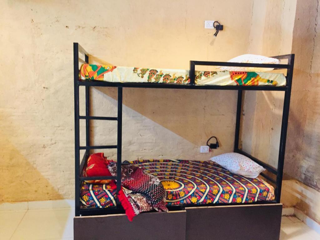 Un ou plusieurs lits superposés dans un hébergement de l'établissement Jaisalmer hostel