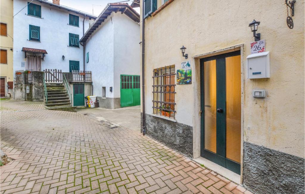 un callejón con una puerta amarilla en un edificio en Pet Friendly Home In San Cristoforo With Wifi, en San Cristoforo