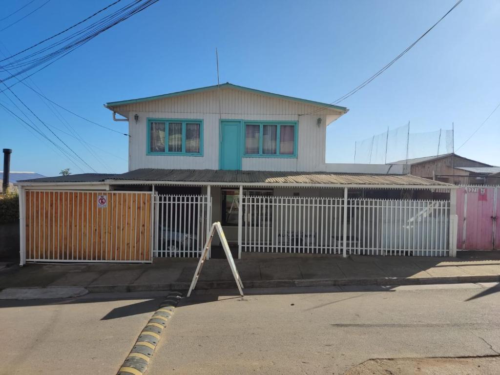 una casa con una puerta delante de ella en ALOJAMIENTO LAS LILAS en Cartagena