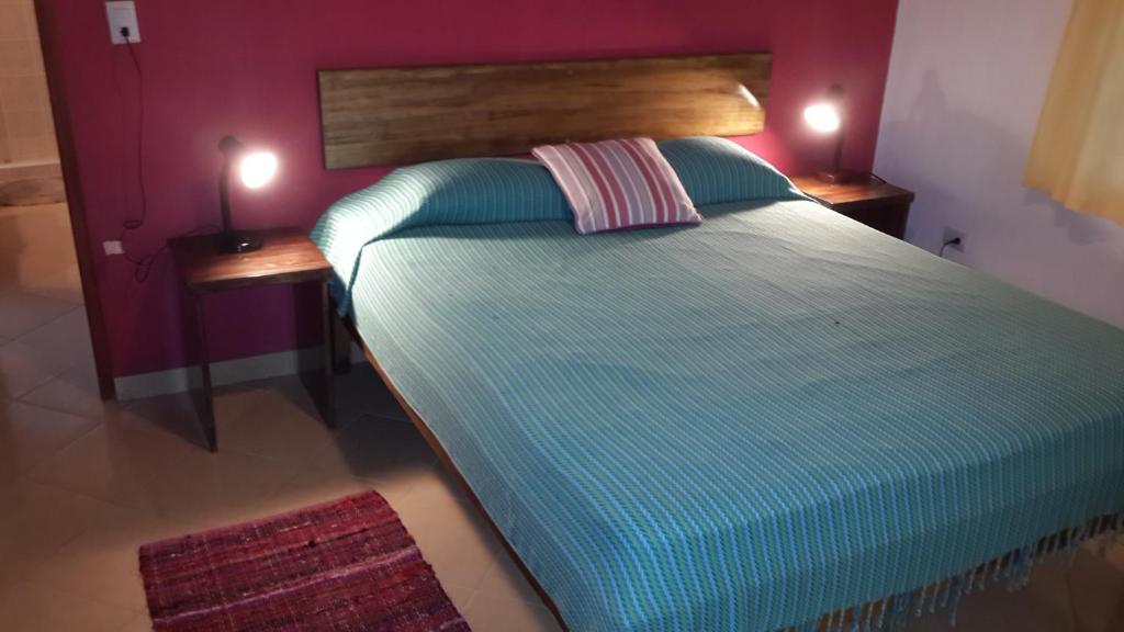 Un pat sau paturi într-o cameră la Los Delfines Lodge