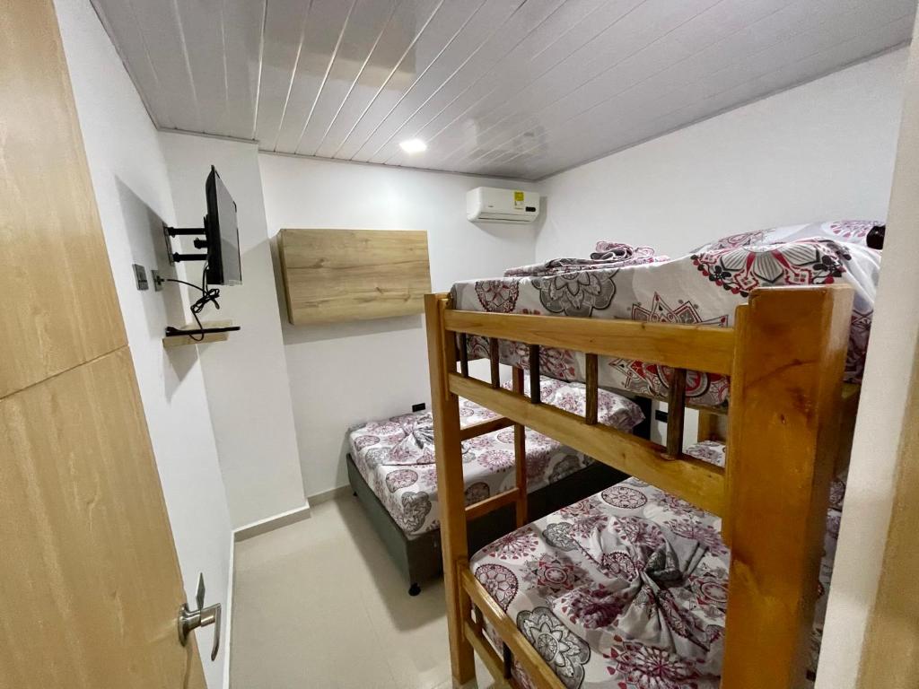 Postel nebo postele na pokoji v ubytování HOTEL TORRE DELUXE ¨SANTORINI¨
